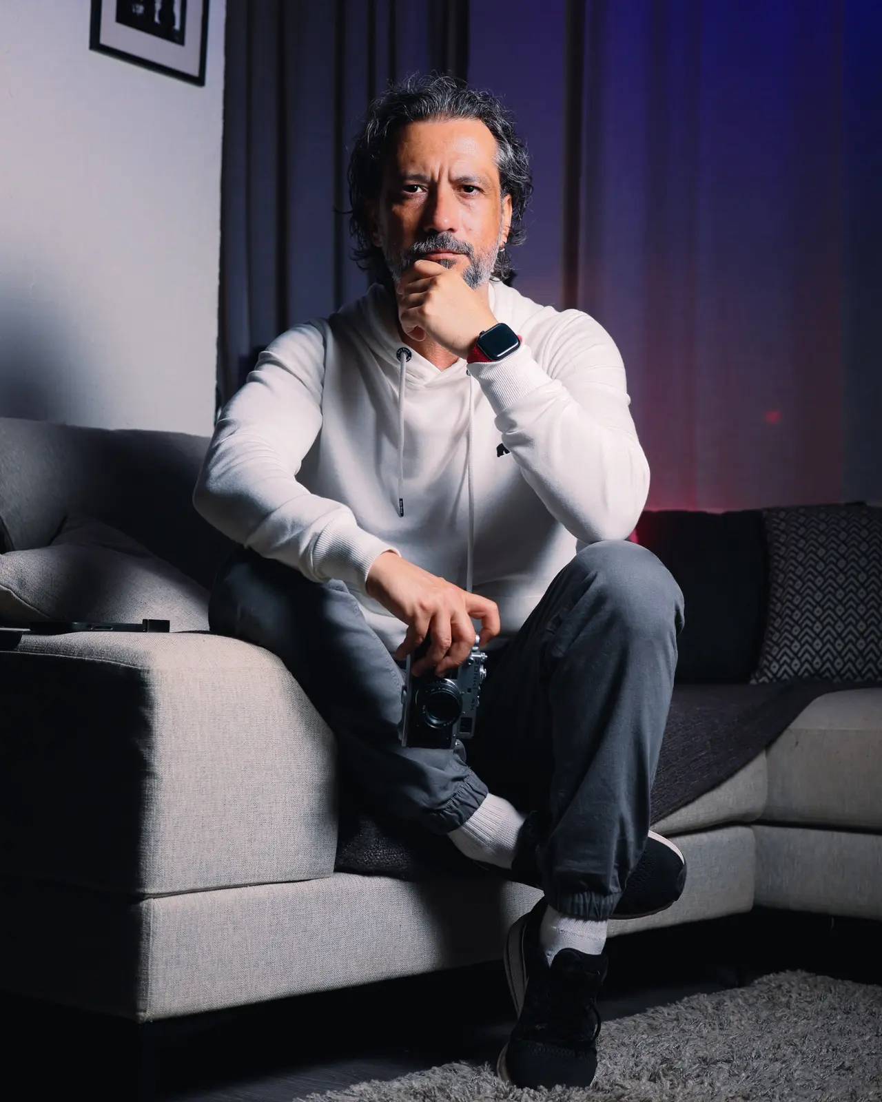 Burak Boylan elinde fotoğraf makinesiyle